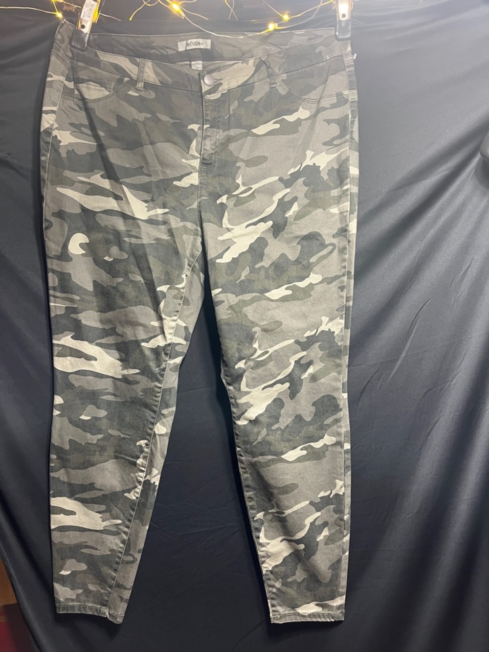 Camo Ankle Pants - Women's Cropped Trousers